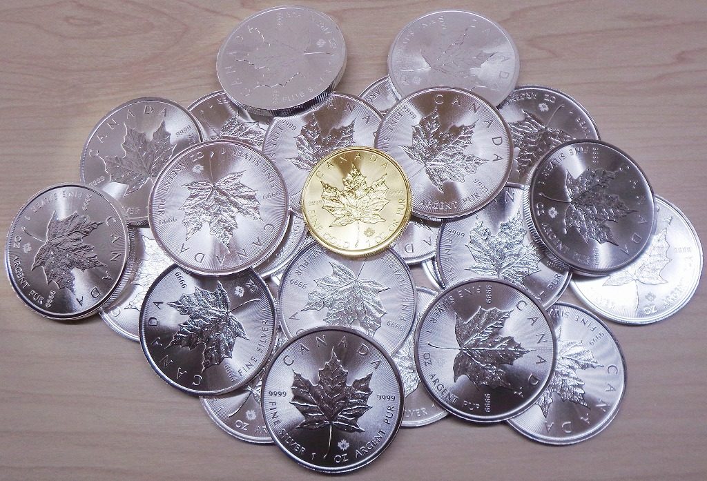 銀貨の山と銀貨